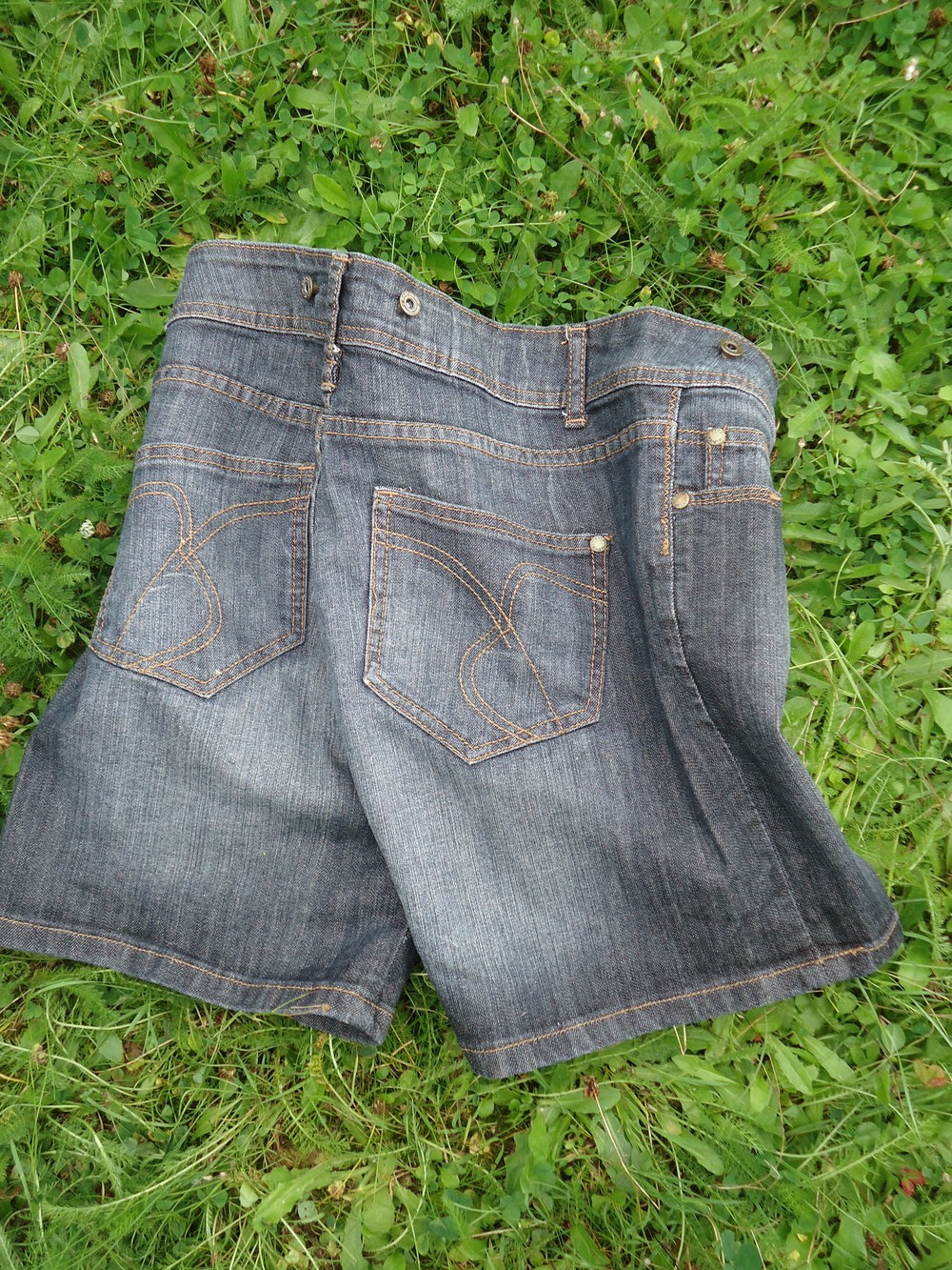 Jeans-Bermudas mit Destroyed-Effekten