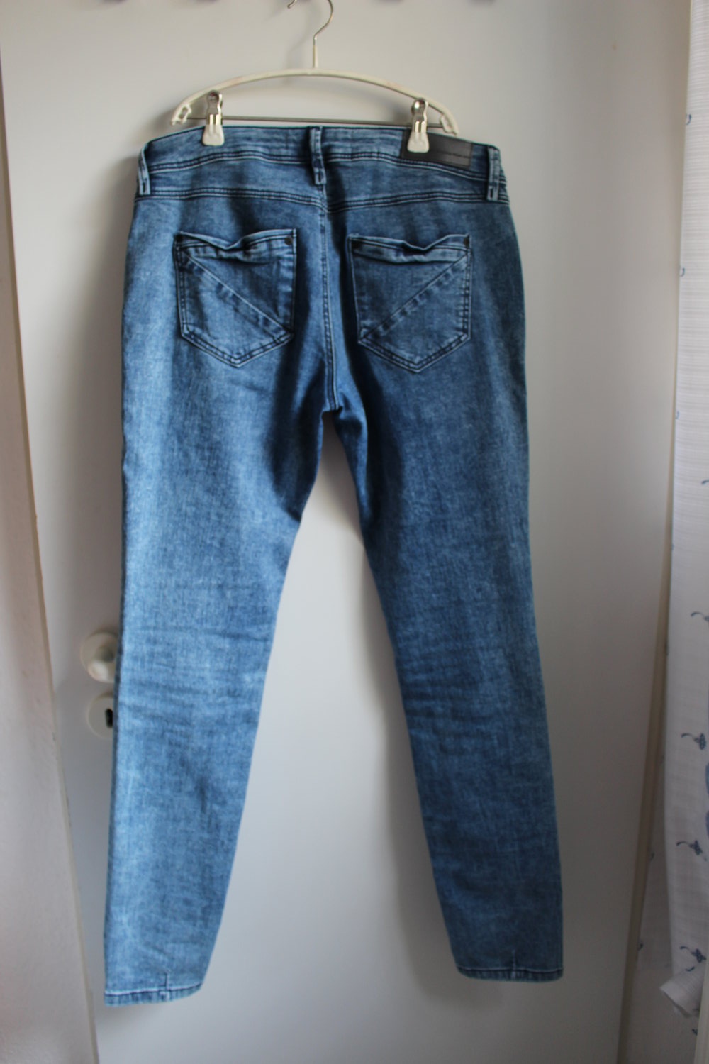 148. Neue Röhrenjeans, blau, Gr. 40
