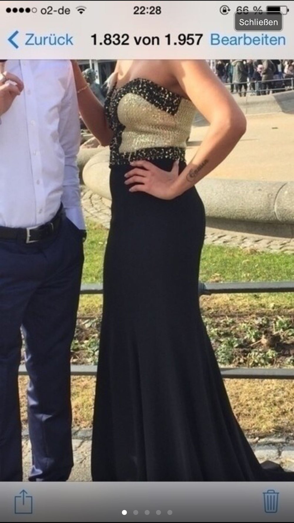 Goldschwarzes kleid mit schleppe