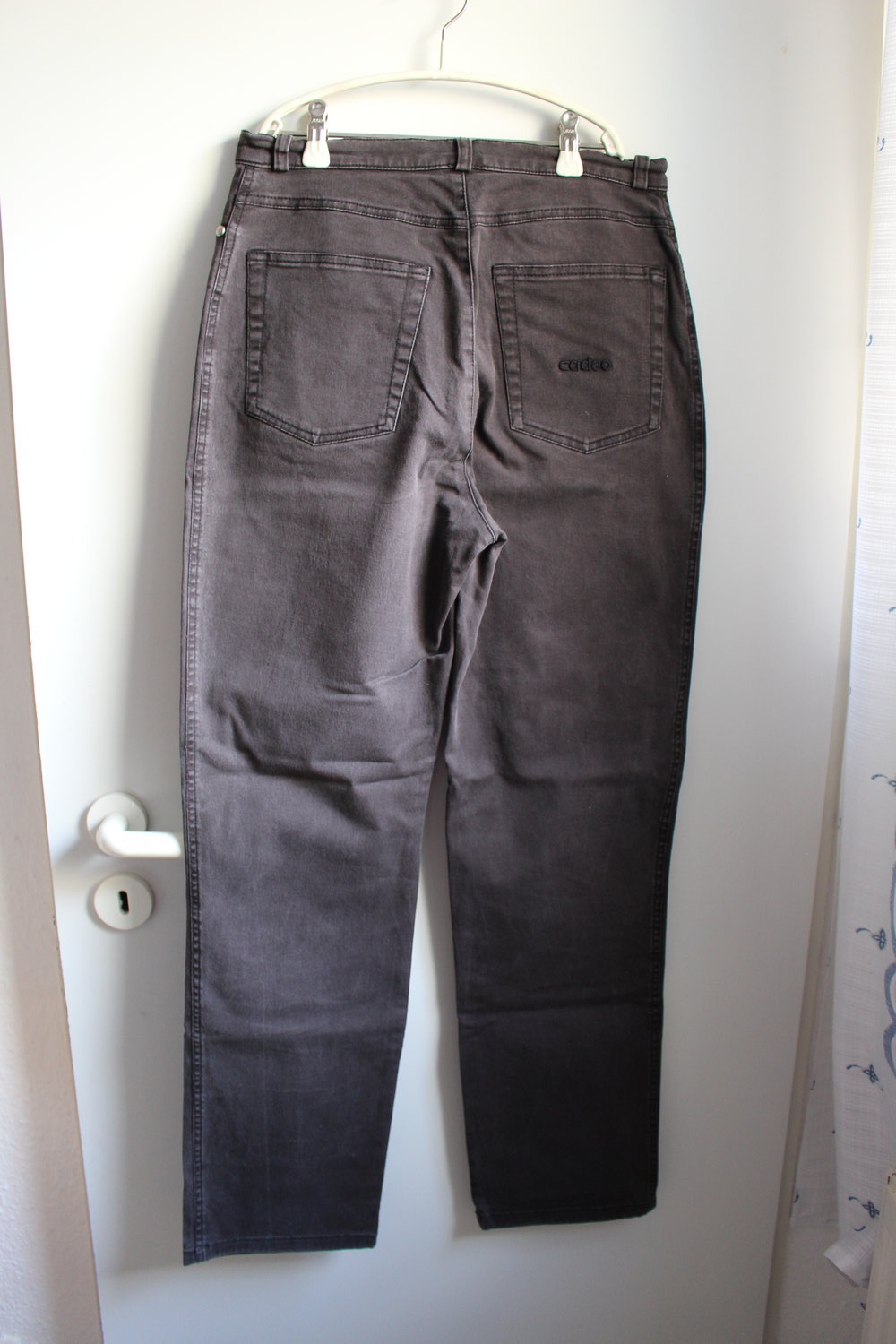 150. Braune Jeans von Cadeo, Gr. 38