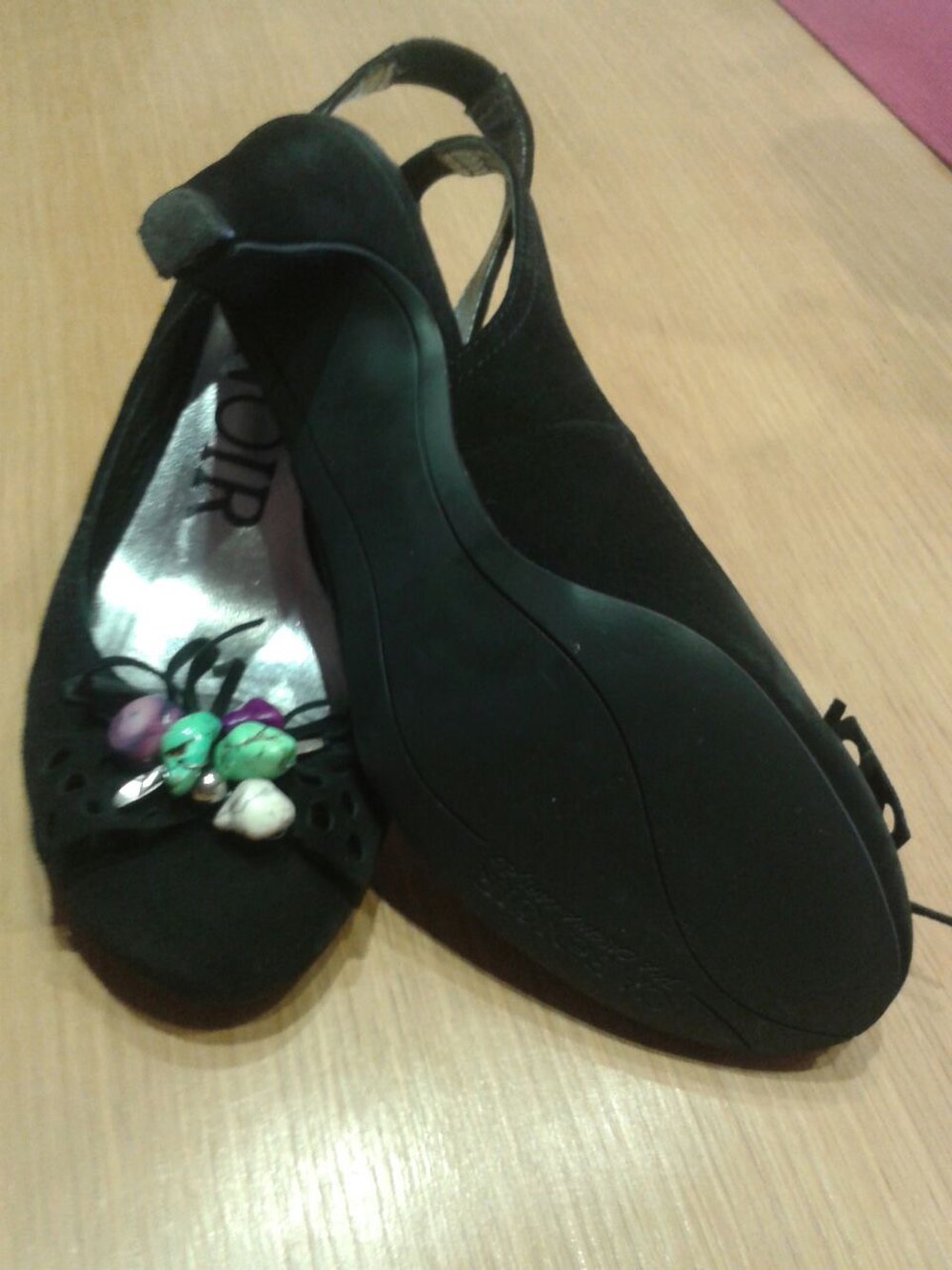 Schwarze Pumps mit Steinchen