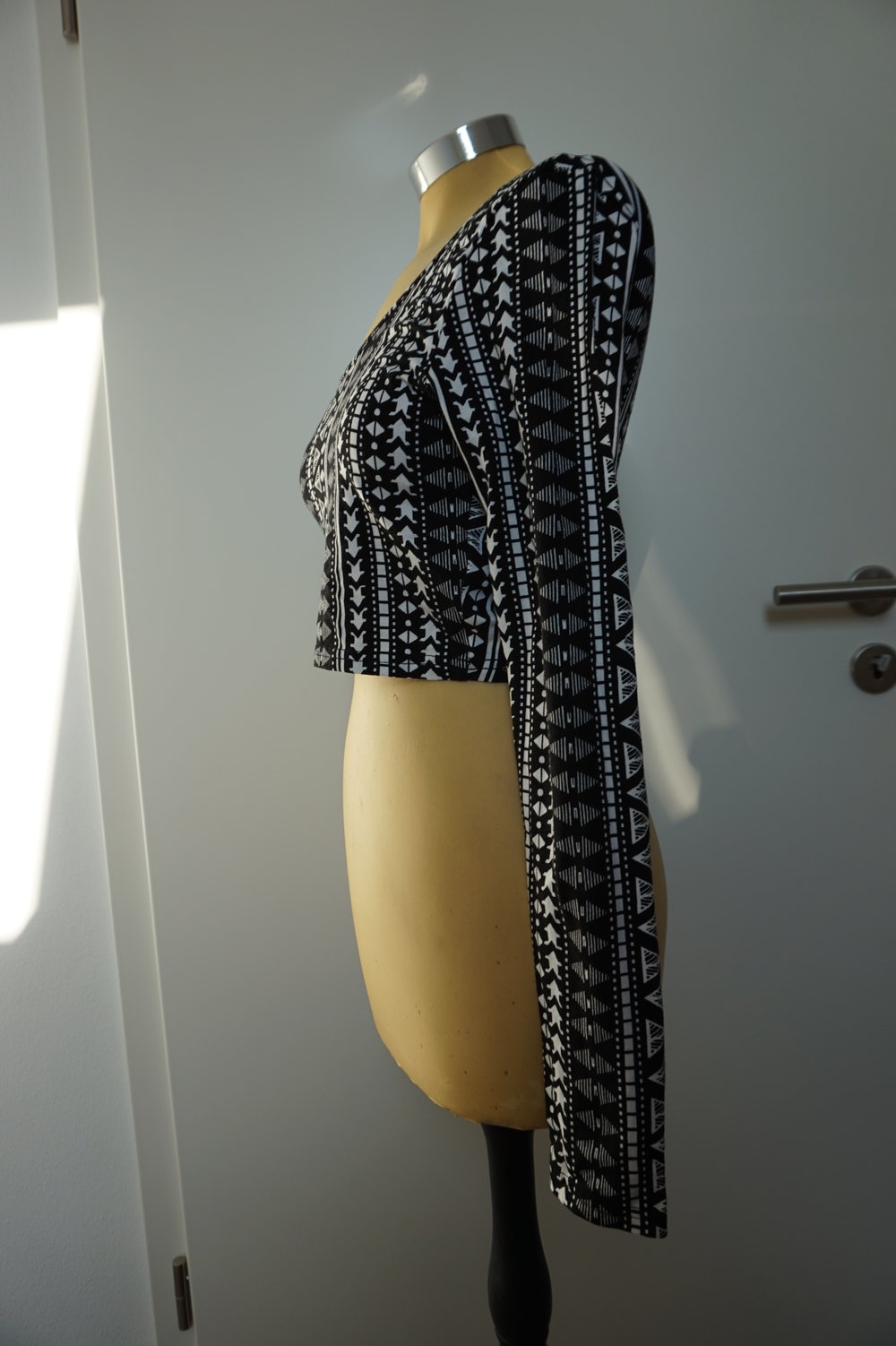 Bauchfrei Oberteil schwarz weiß Muster 