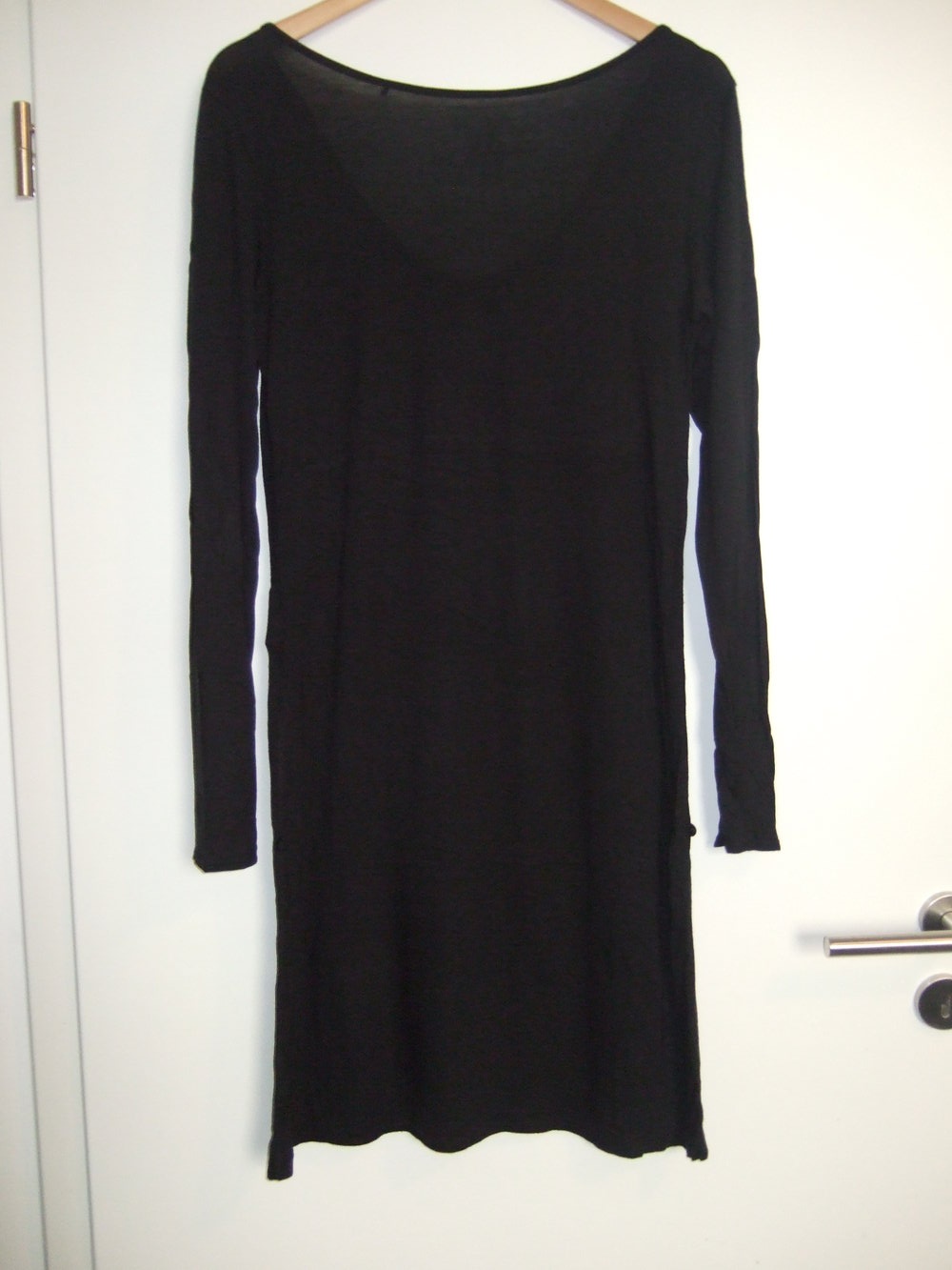 Schwarzes Kleid mit Wasserfallkragen