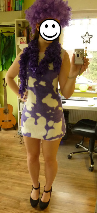 Milka-Kuh Kostüm mit passender Perücke und Boa