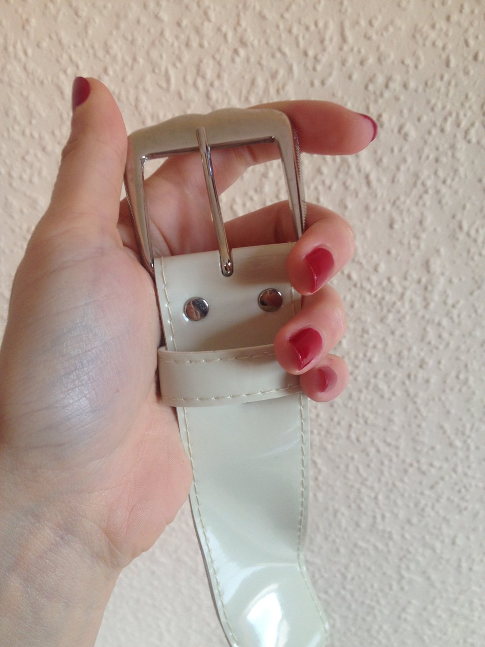 Cremefarbener Gürtel