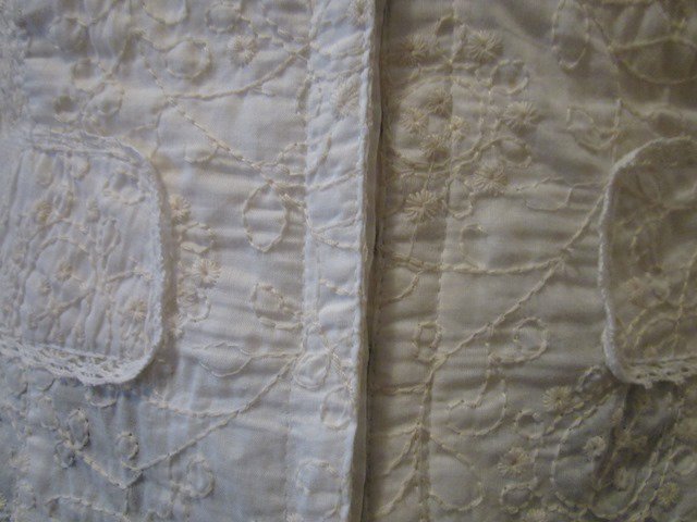 Exklusive Bluse mit Stickerei, Verschluß Hakenleiste