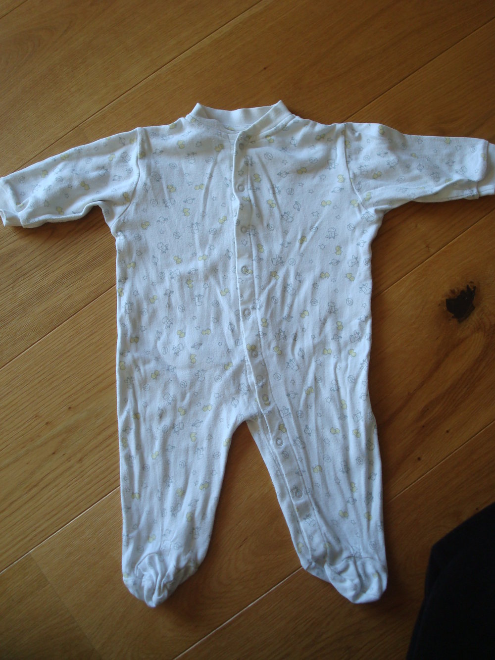 2 Schlafanzüge neutral, Einteiler mit Füßen Gr. 62/68