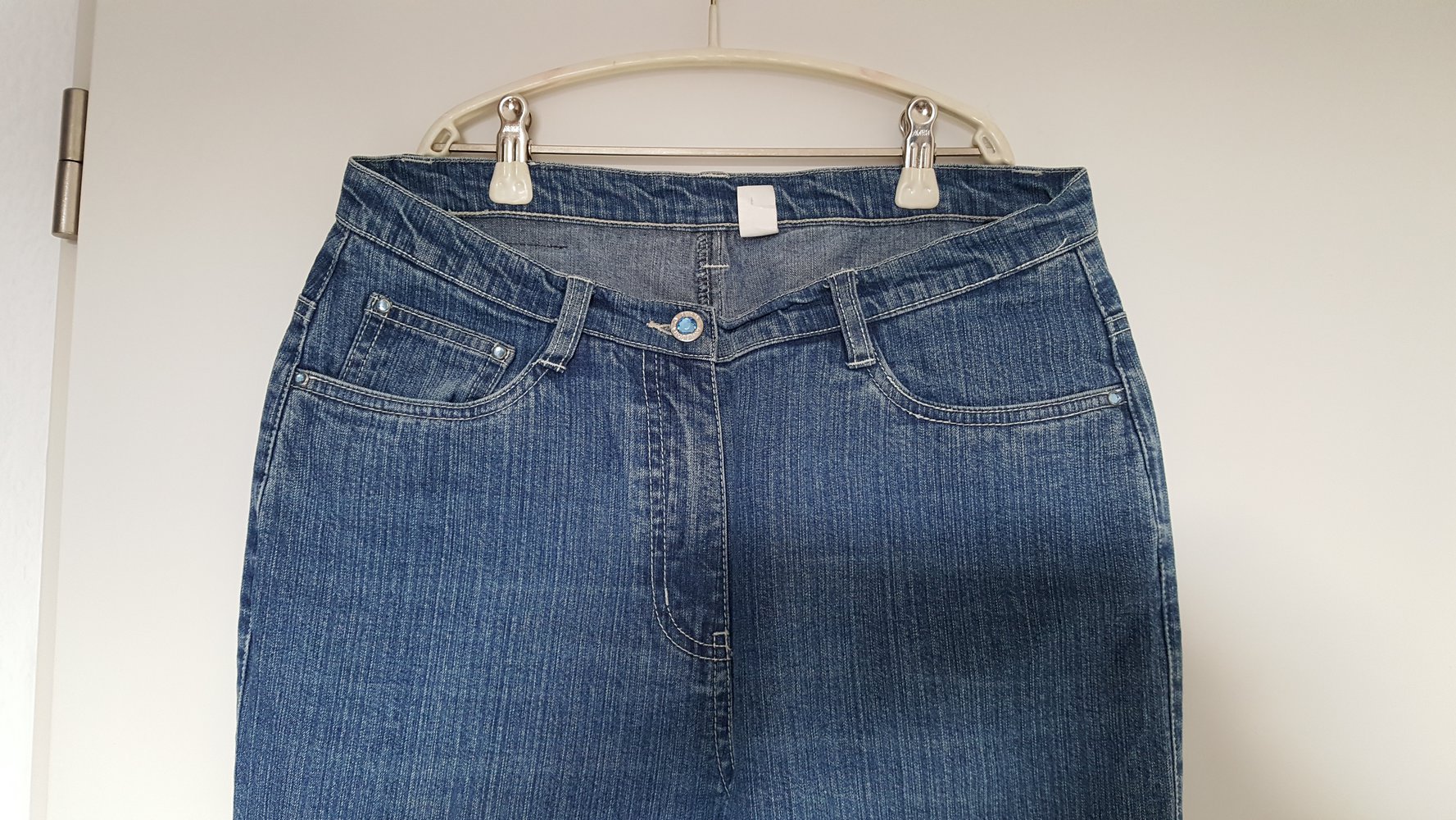 455. Retro-Schlag-Jeans mit Stickerei, Strasssteinchen und Schmuckknöpfen, Gr. 38