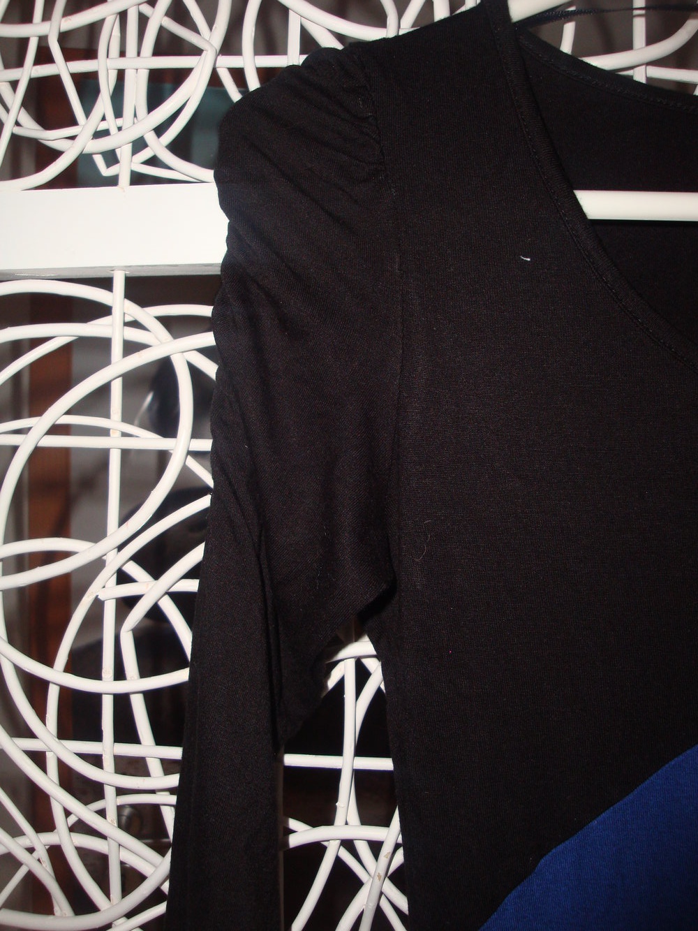 blau-schwarzes Shirt mit Pailletten 