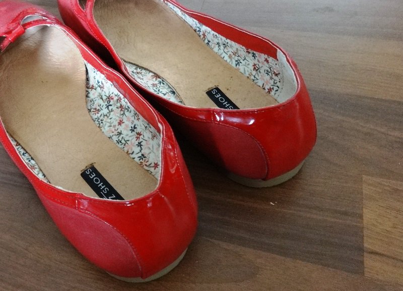 rote Ballerinas aus Leder