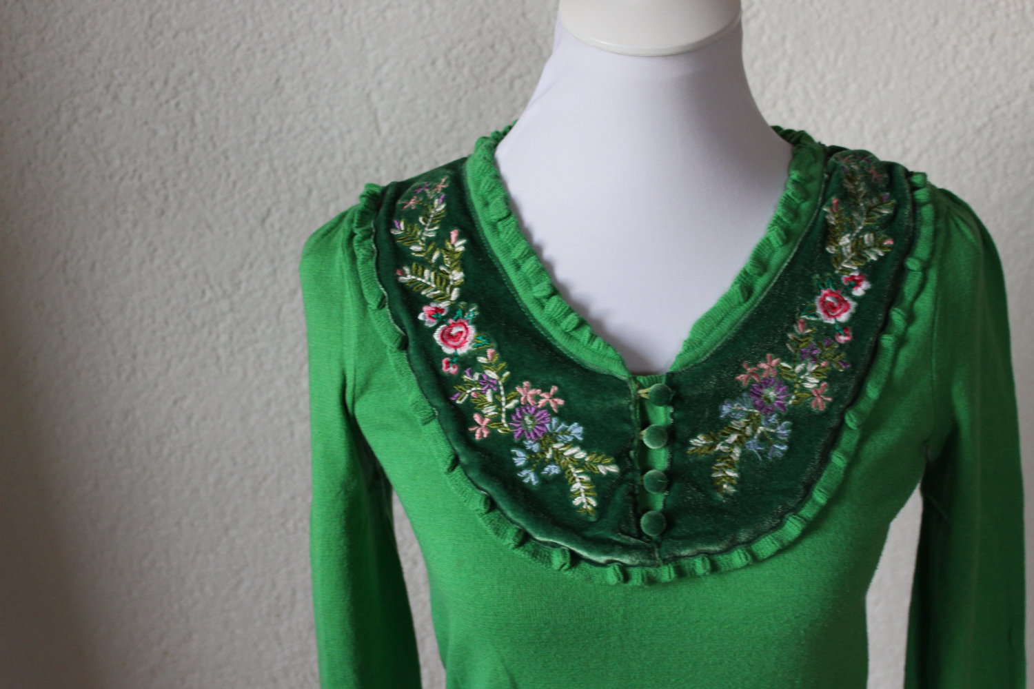 Grüner Pullover mit Blumen in Gr. 34/36