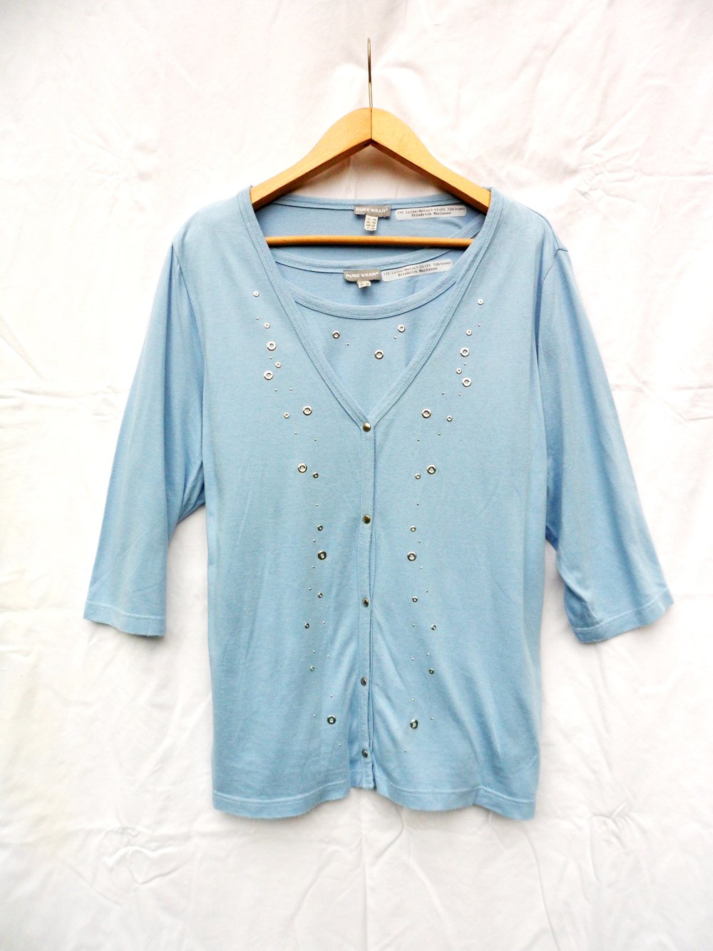 Hellblaues Twinset mit Metallic Details