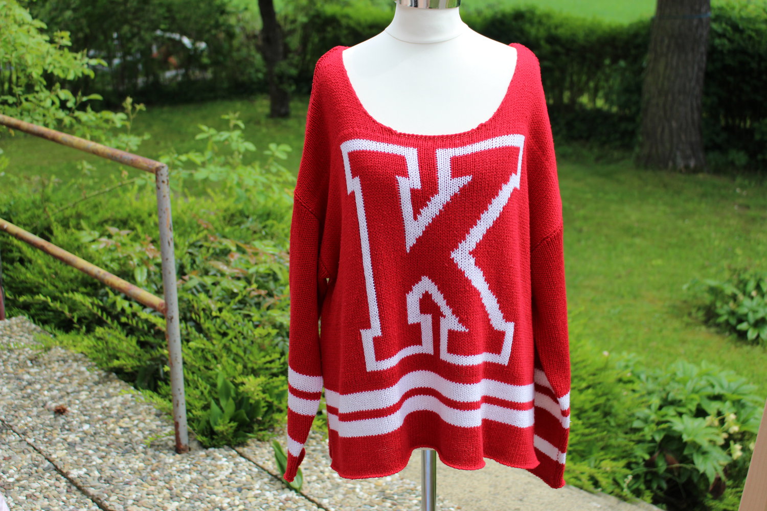 Cooler roter Pullover
