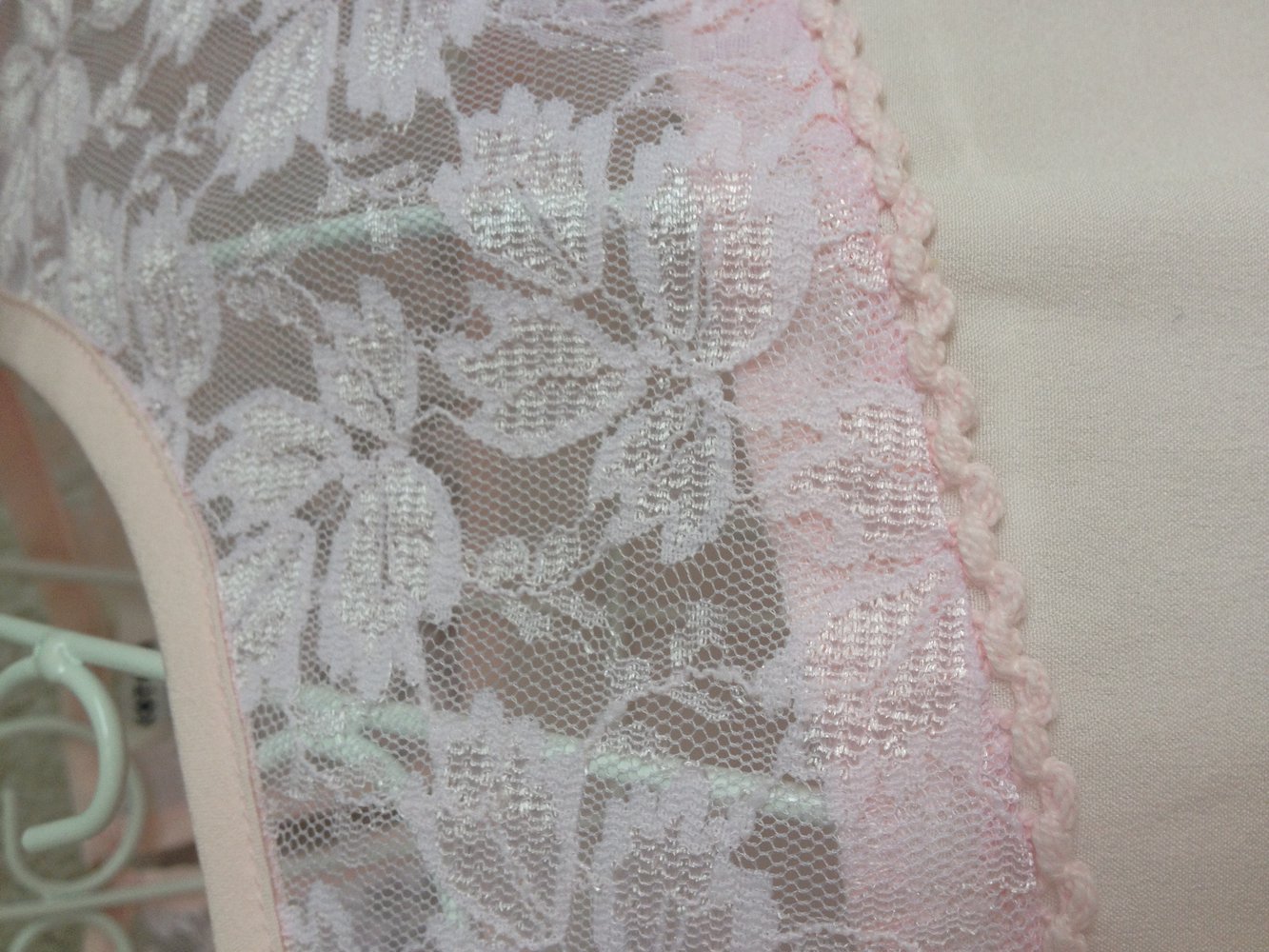 Süßes Shirt mit Spitze von Koton