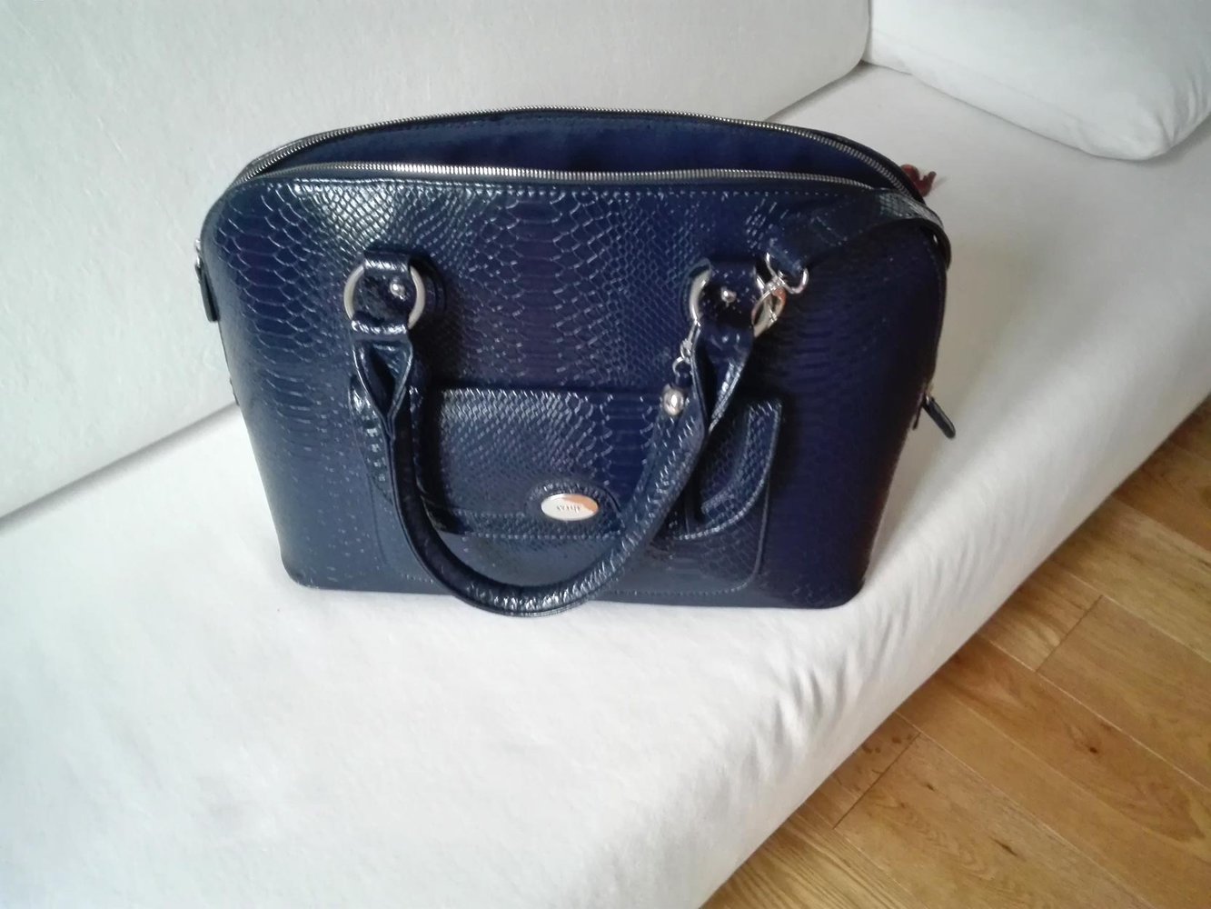Tasche in Lackleder-Kroko-Optik, blau, Henkel + Trageriemen
