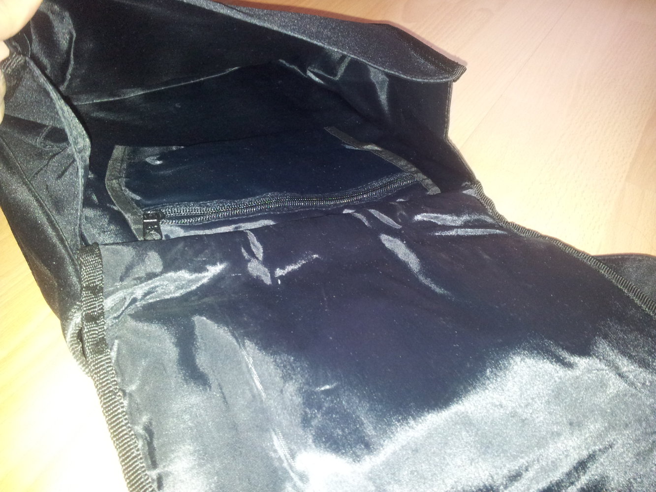 schwarze Schultertasche mit Handytasche 