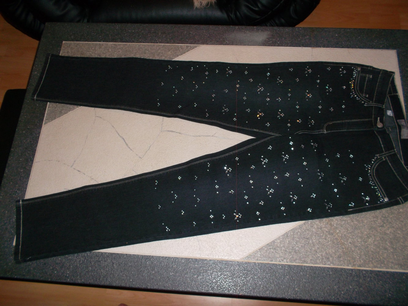 neue schwarze hose,mit steinchen,gr. 38