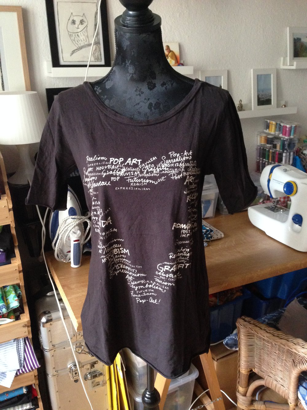 schwarzes T- shirt mit weißem Aufdruck