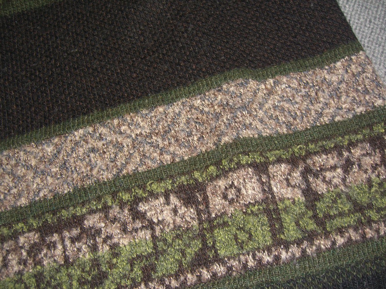 Schöner Strickpulli mit Wollanteil