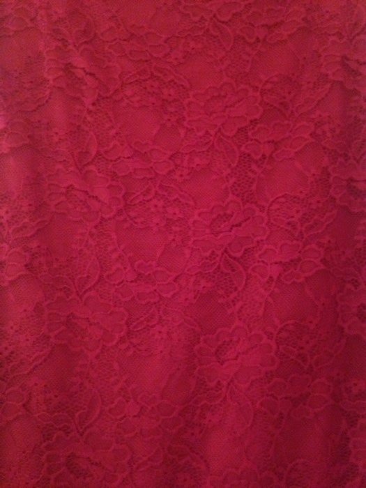 Rotes Schlauchkleid aus Spitze