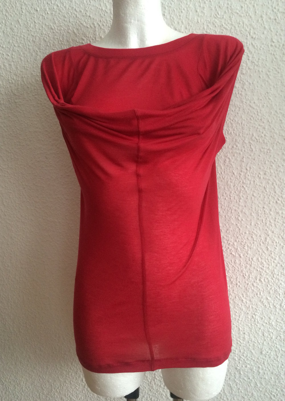 zartes Oberteil, T-shirt, Top, Rot, Viskose Jersey figurbetont und lässig, ärmelloses, Drapiertes Halsausschnitt /Décolleté