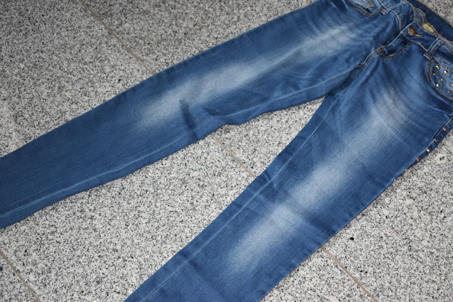 Verkaufe Jeans in blau mit Nieten
