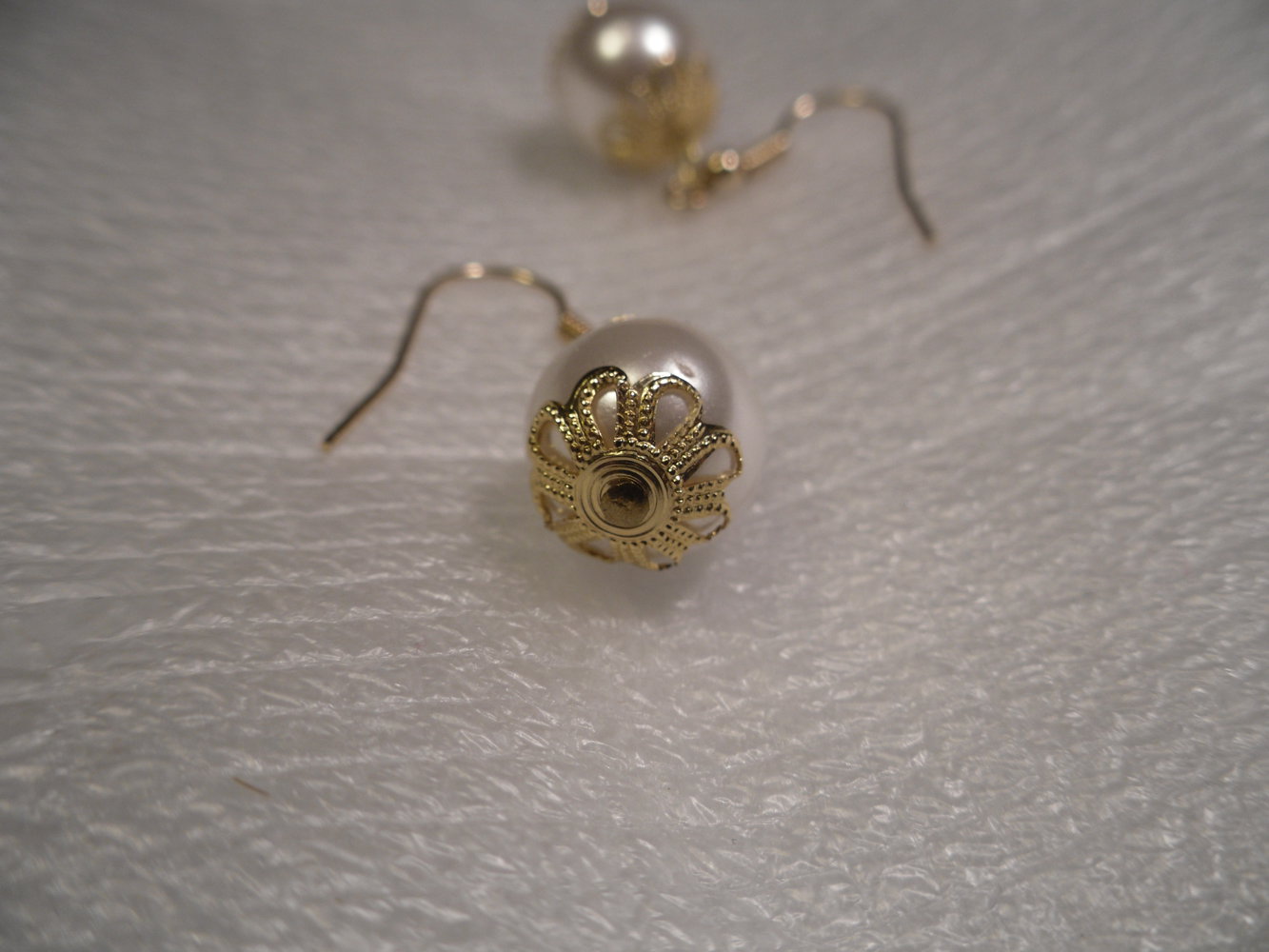 Hübsche goldene Ohrhänger mit weißen Perlen, ungetragen