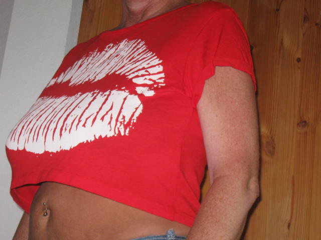 *** Sehr heisses bauchfreies Kussmund Shirt ***
