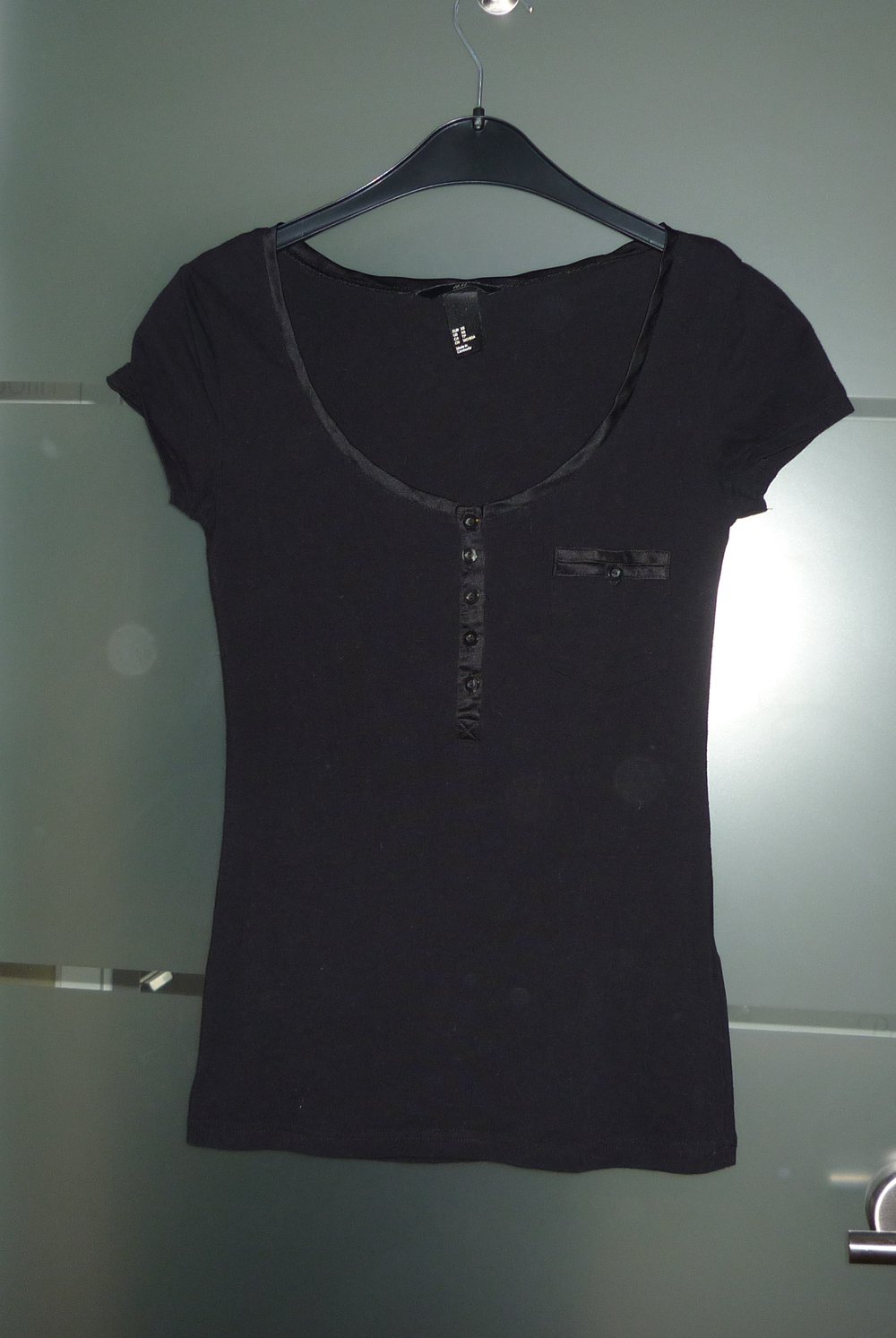 H&M süßes Shirt in schwarz mit Satin Größe XS 