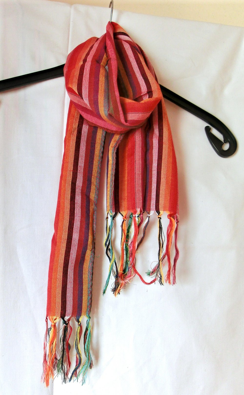 Schal dünnes Gewebe, blickdicht, rot orange schwarz lila weiß grau bunt gestreift, mit Fransen Hipster