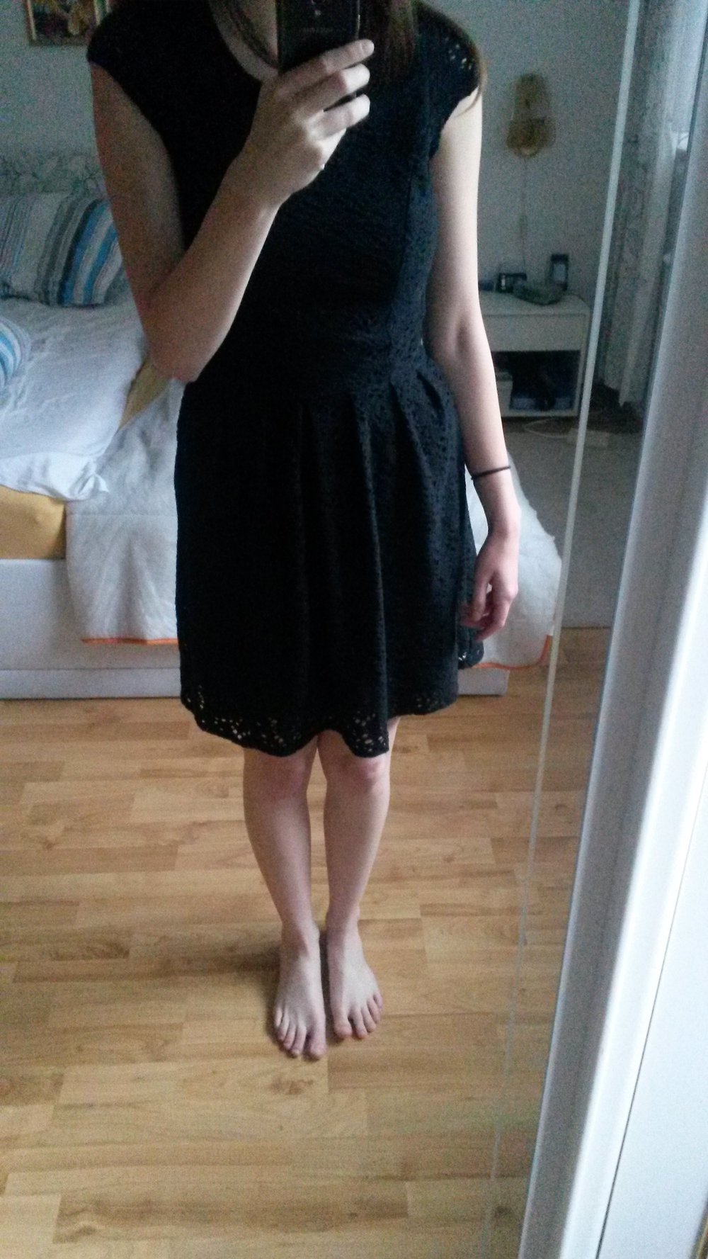 Schwarzes Kleid mit Lochmuster Gr. XS