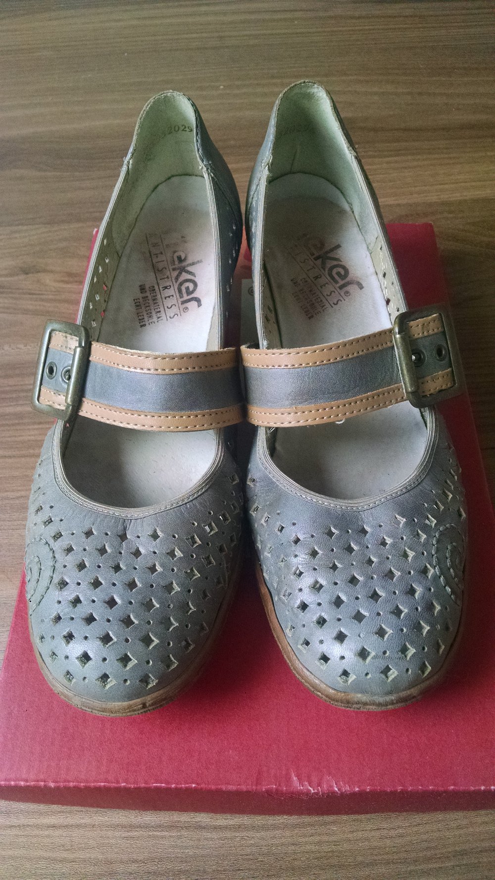 Graublaue Spangenpumps