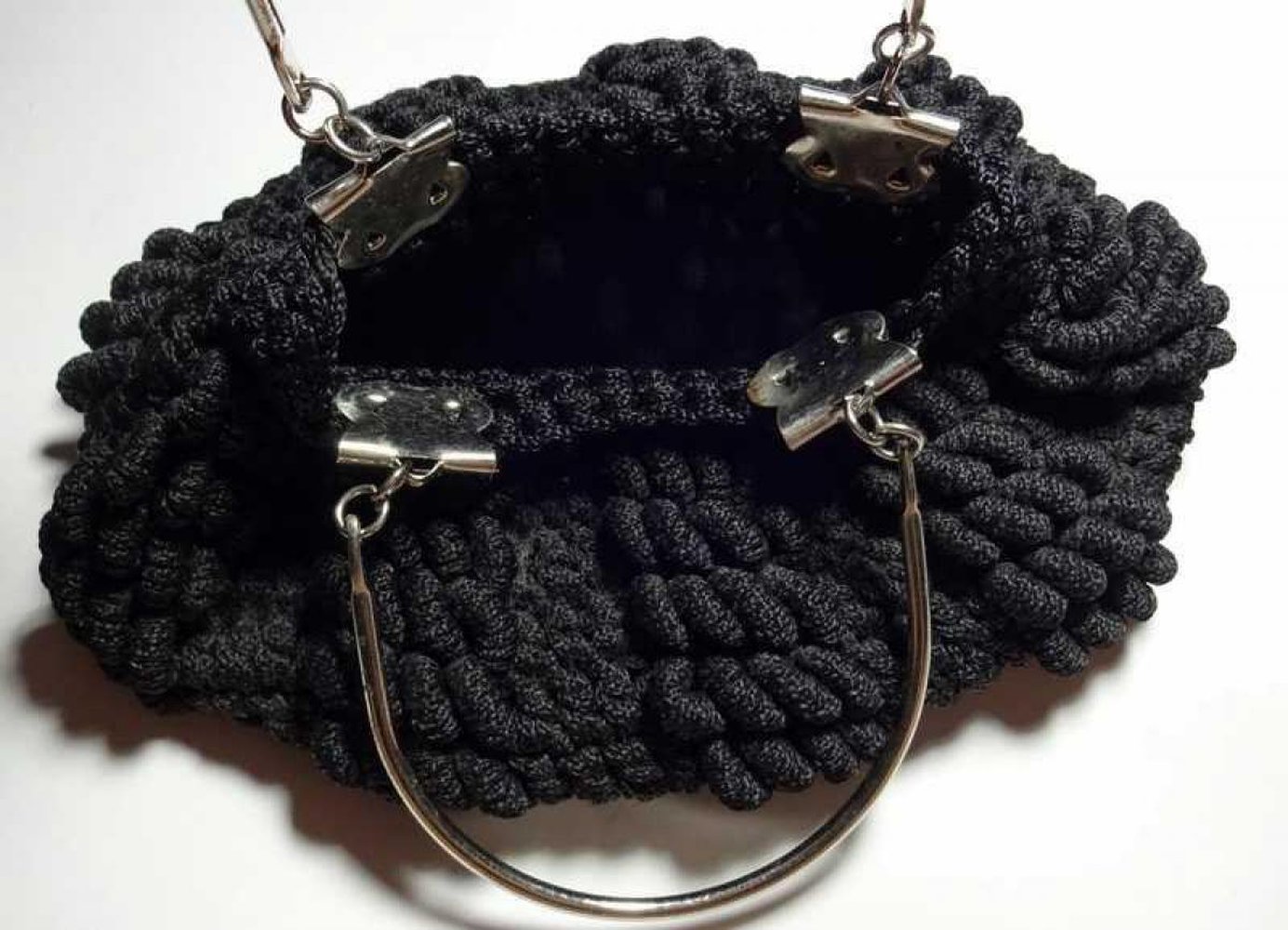 Kleine schwarze Beuteltasche mit Metallhenkel Bolivien