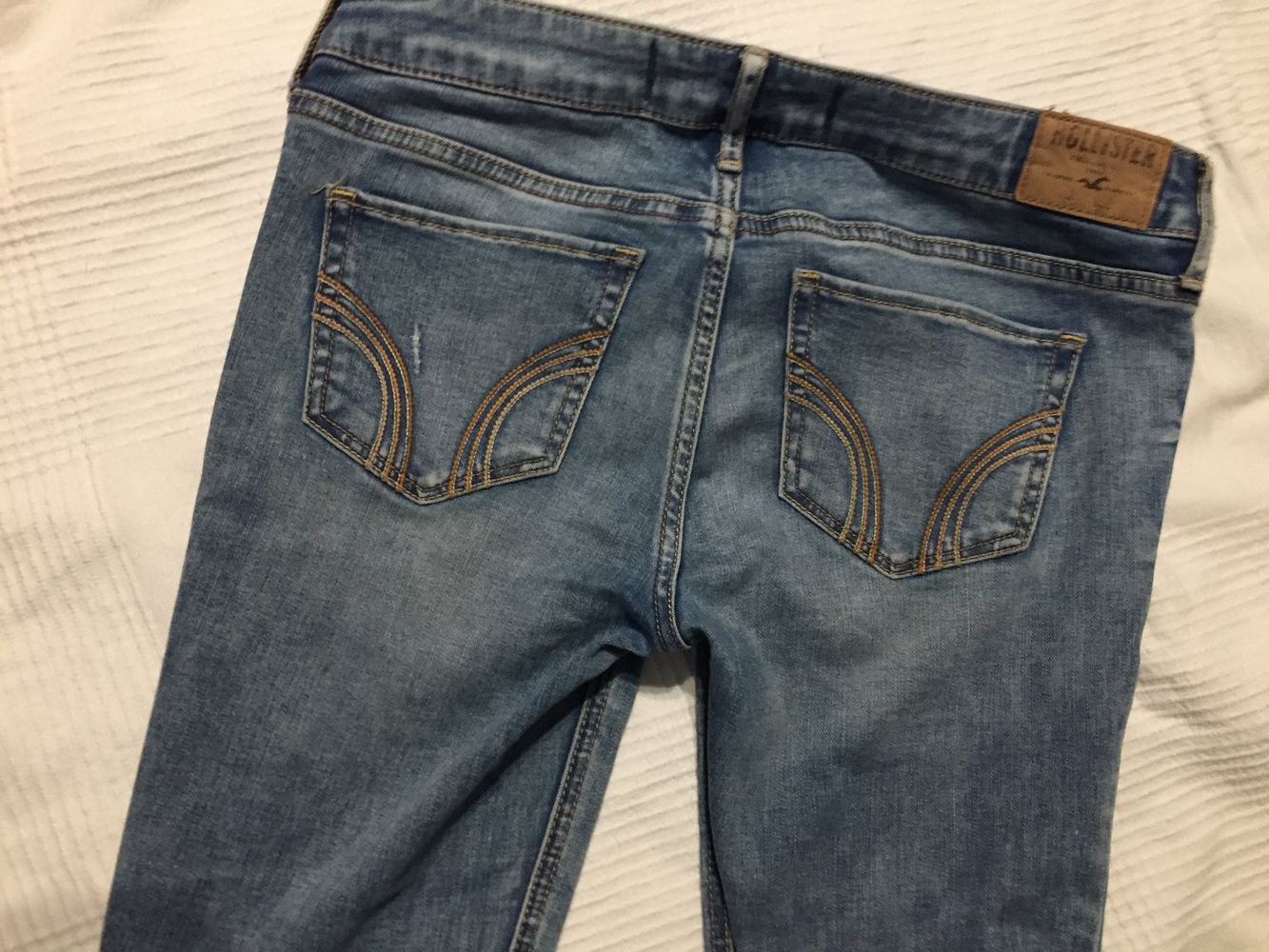 Hollister Jeans mit Löchern an den Knien