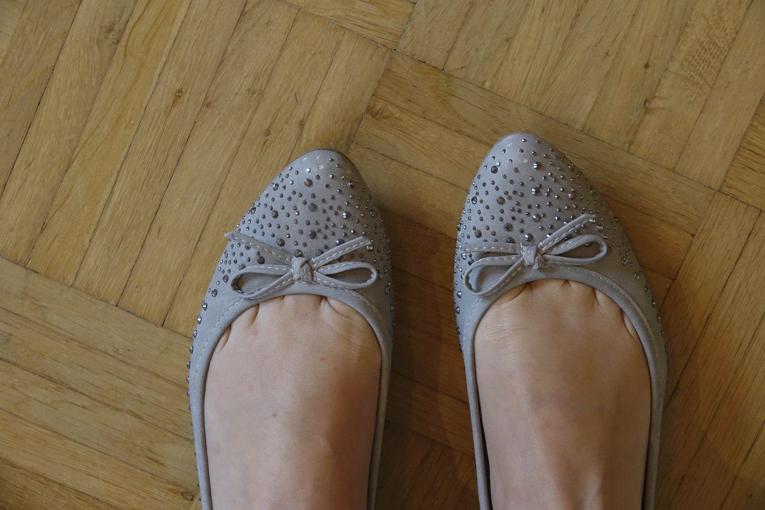 Schöne Ballerinas mit Steinchen