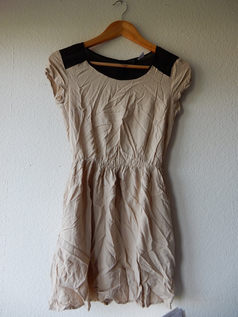 Süßes Kleid mit Mesh an den Schultern