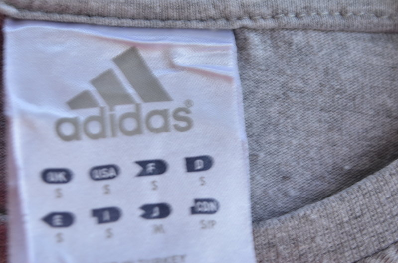 Graues Adidas T-Shirt