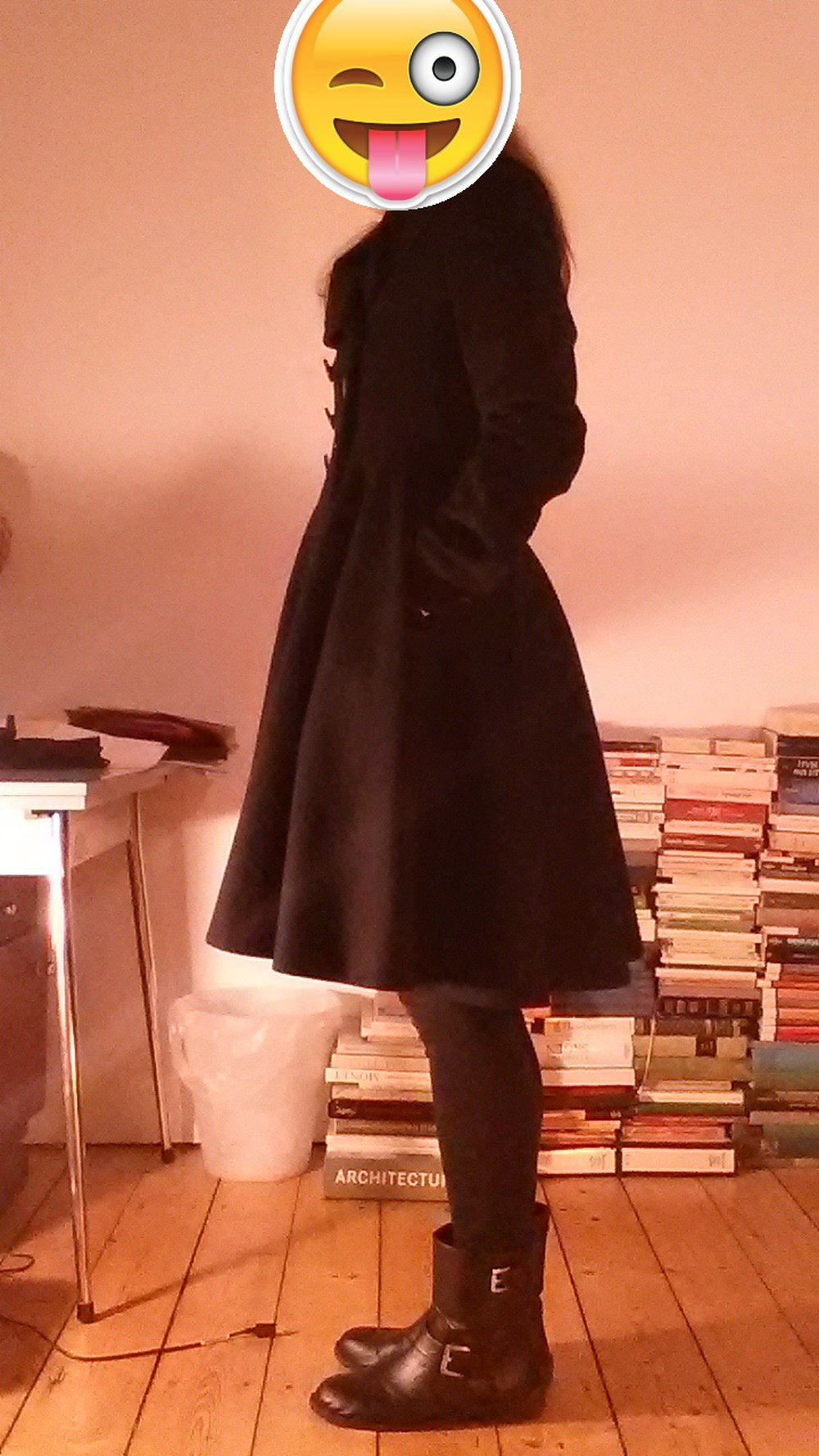 Eleganter, ausgestellter schwarzer Wintermantel im altmodischen Stil