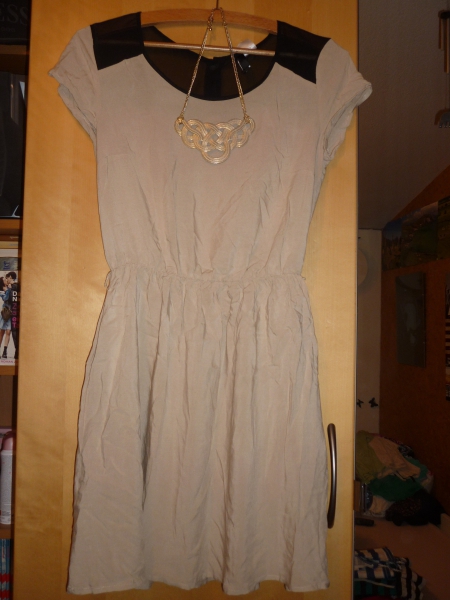 Schönes Kleid mit Mesh