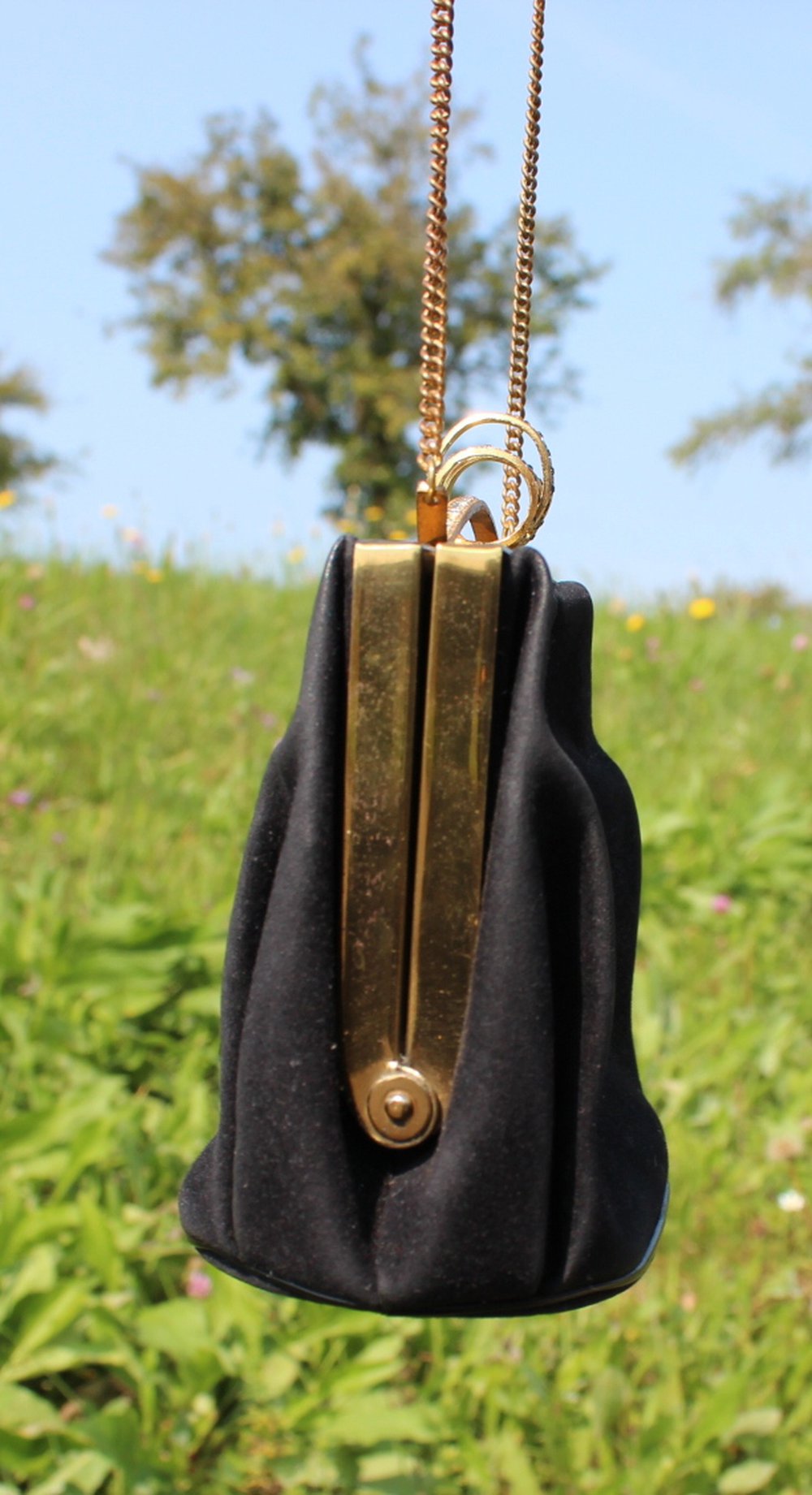 kleine schwarze True Vintage Tasche mit goldener Hardware und Glitzersteinen, Clutch, Tascherl