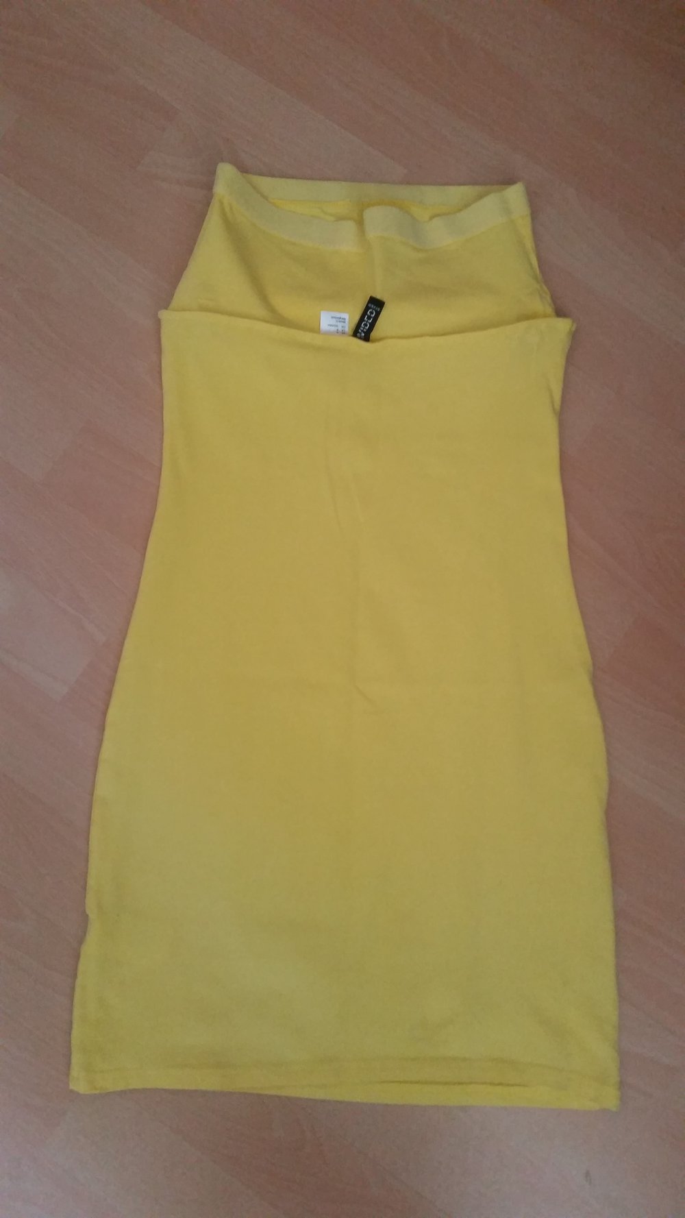 Gelbes kurzes Schlauch-kleid