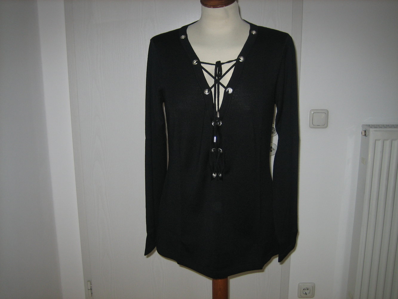 Stylischer Pulli Gr. 42, kuschelweich - coole Schnürung vorne, absolut ungetragen - tolle Geschenkidee!