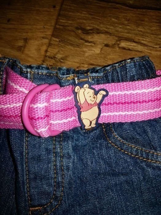 Jeans mit Gürtel und Winnie Pooh