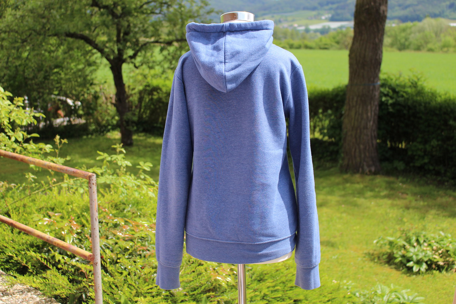 Blauer warmer Kapuzenpulli