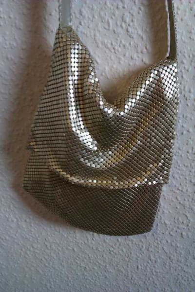 goldene Tasche aus Metallplättchen
