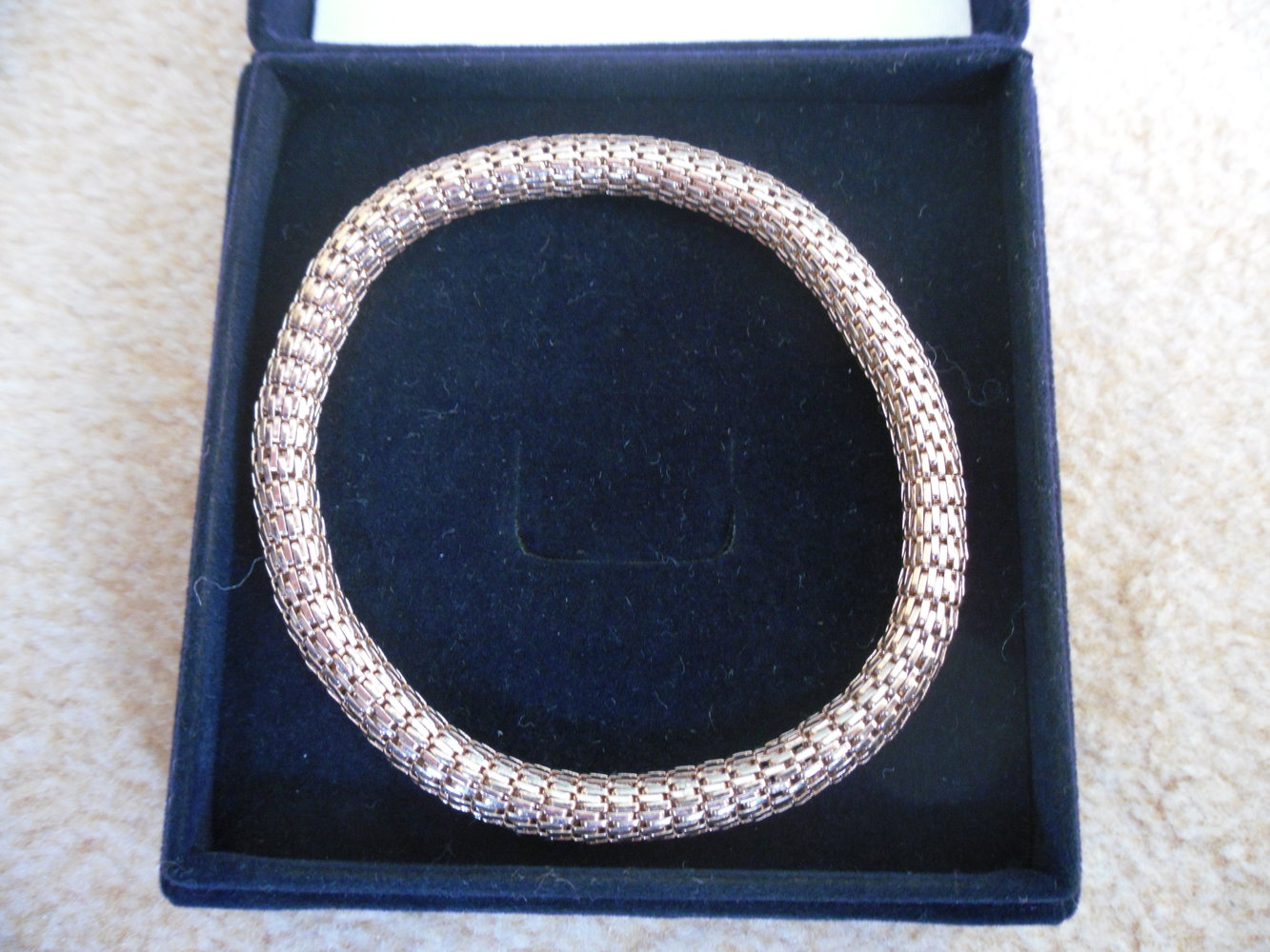 Goldenes Armband in Schlangenoptik