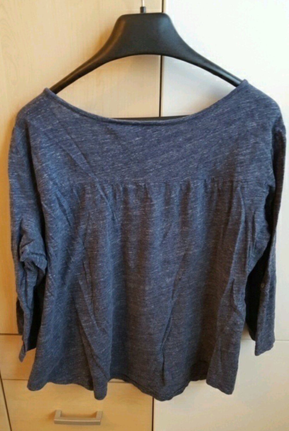 Blaues Oberteil mit Knöpfen