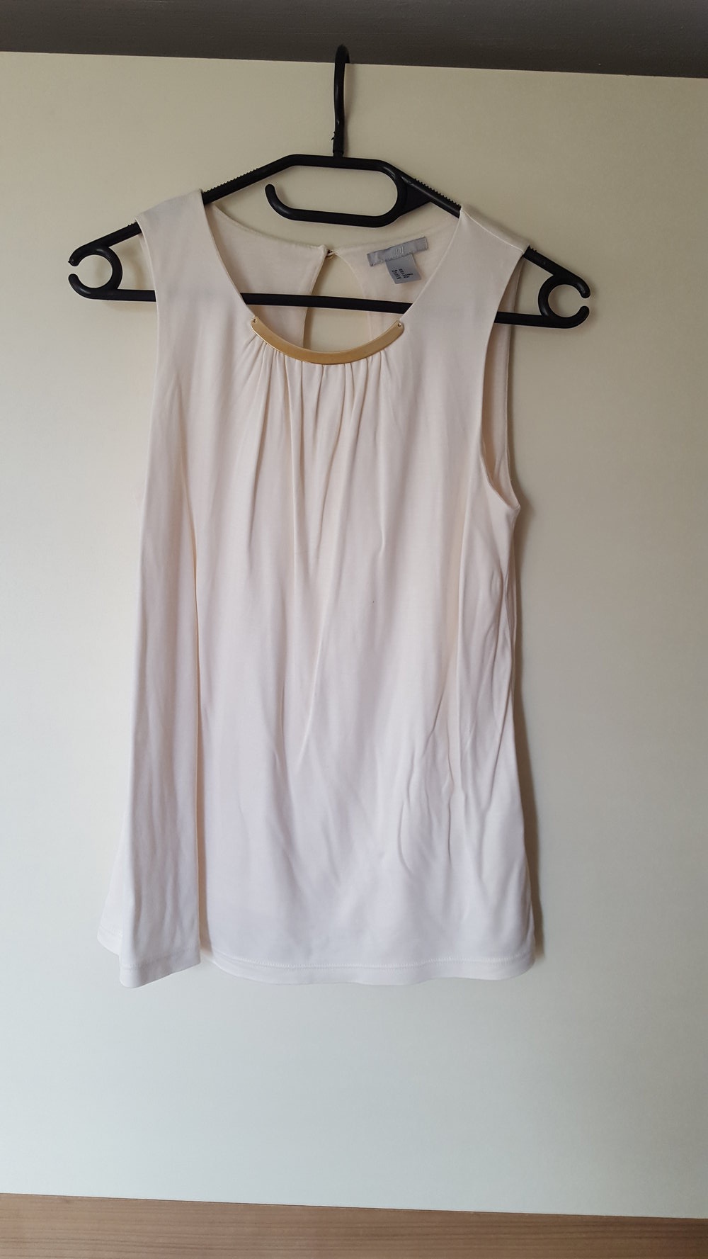 Weißes Top mit goldenem Detail 