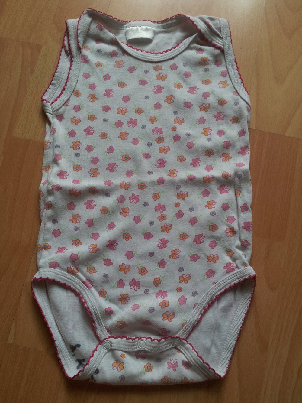 Body weiß Blumen Schmetterlinge Gr. 86 ohne Ärmel