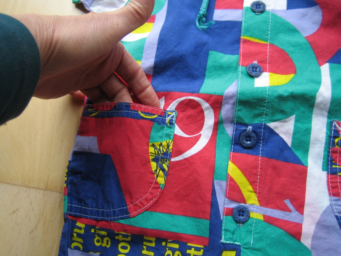 Kurzer Spielanzug mit Mütze 